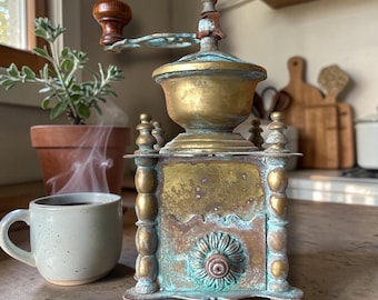 Molinillo de café antiguo de latón con cajón – Pátina envejecida y verdín – Elemento decorativo para cocina de estilo rústico.