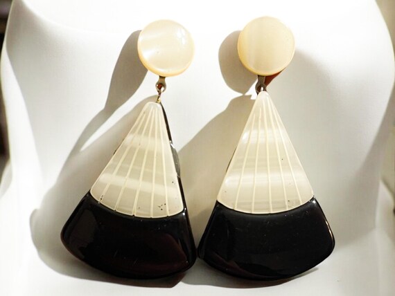 Vintage Carved Shell Drop Earrings: Black & Ivory… - image 1