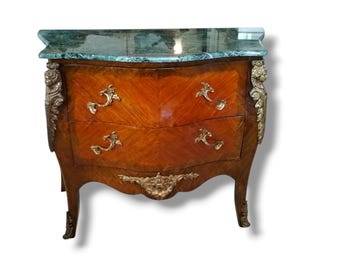 Cómoda antigua francesa Luis XV estilo bombé, arcón con marquetería, tapa de mármol, herrajes de bronce dorado.