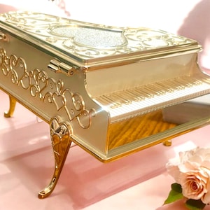 Vintage Things Remembered Sankyo Grand Piano Heart Music Box odtwarza piosenkę „Dla Elizy” Beethovena Grawerowane serce / Prezent Walentynkowy dla NIEJ