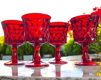 Zabytkowe kieliszki do wina Noritake Ruby Red | Akcesoria barowe z odciskiem kciuka z połowy XX wieku