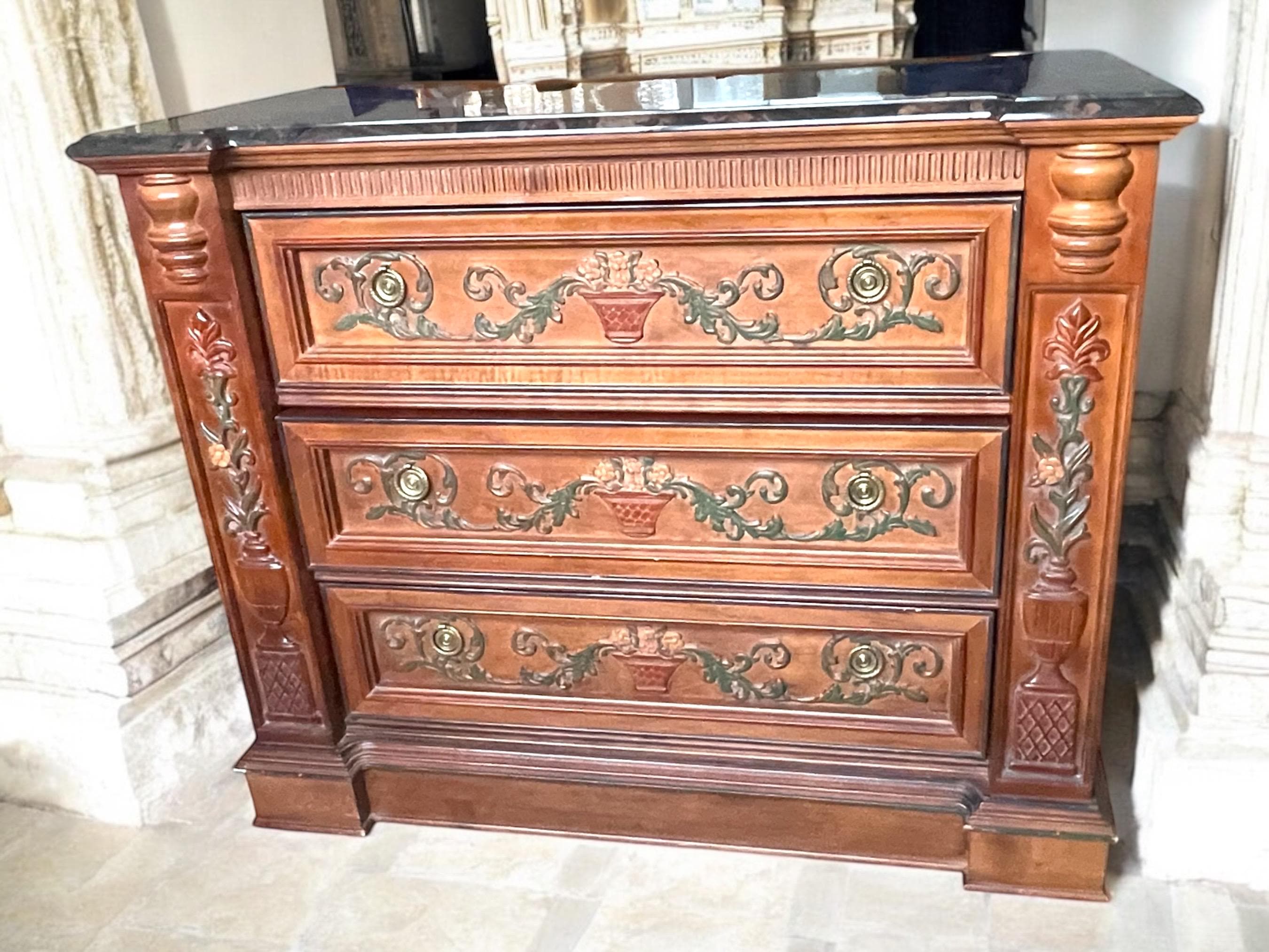 木製 飾り棚　アメリカ製　PULASKI FURNITURE アンティーク Vintage Pulaski Rococo Chest: Hand-carved Floral Dresser With