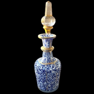 Vintage mundgeblasene Glasparfümflasche: Blau-weißer Wirbel, goldfarbener Kristallstopfen