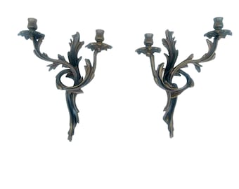 Exclusivo par de apliques de pared de bronce firmados por Tommi Parzinger: candelabros esculturales de estilo Hollywood Regency de mediados de siglo.