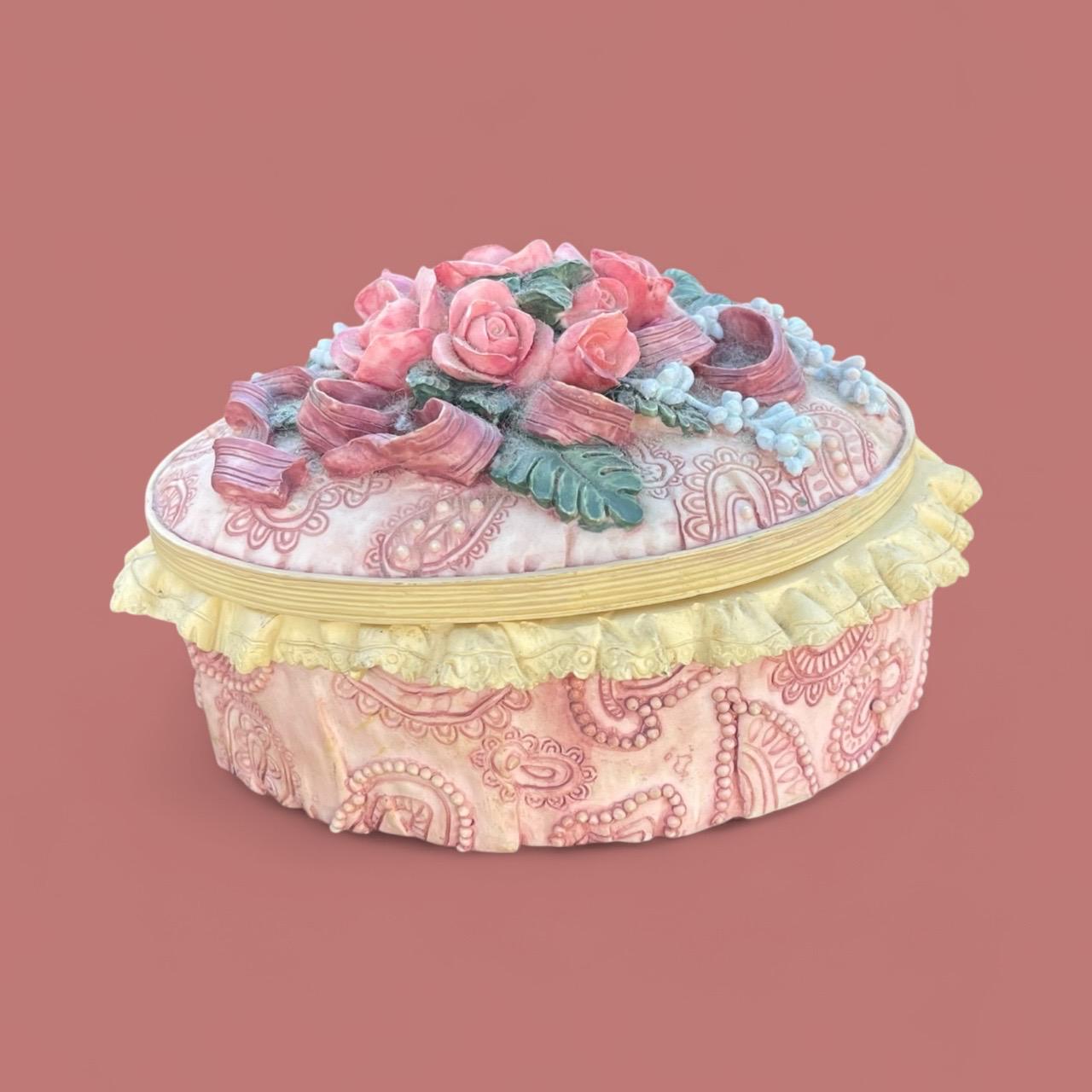 アンティーク雑貨 vintage object Vintage Floral Quilted Paisley Oval Music Trinket Box | San