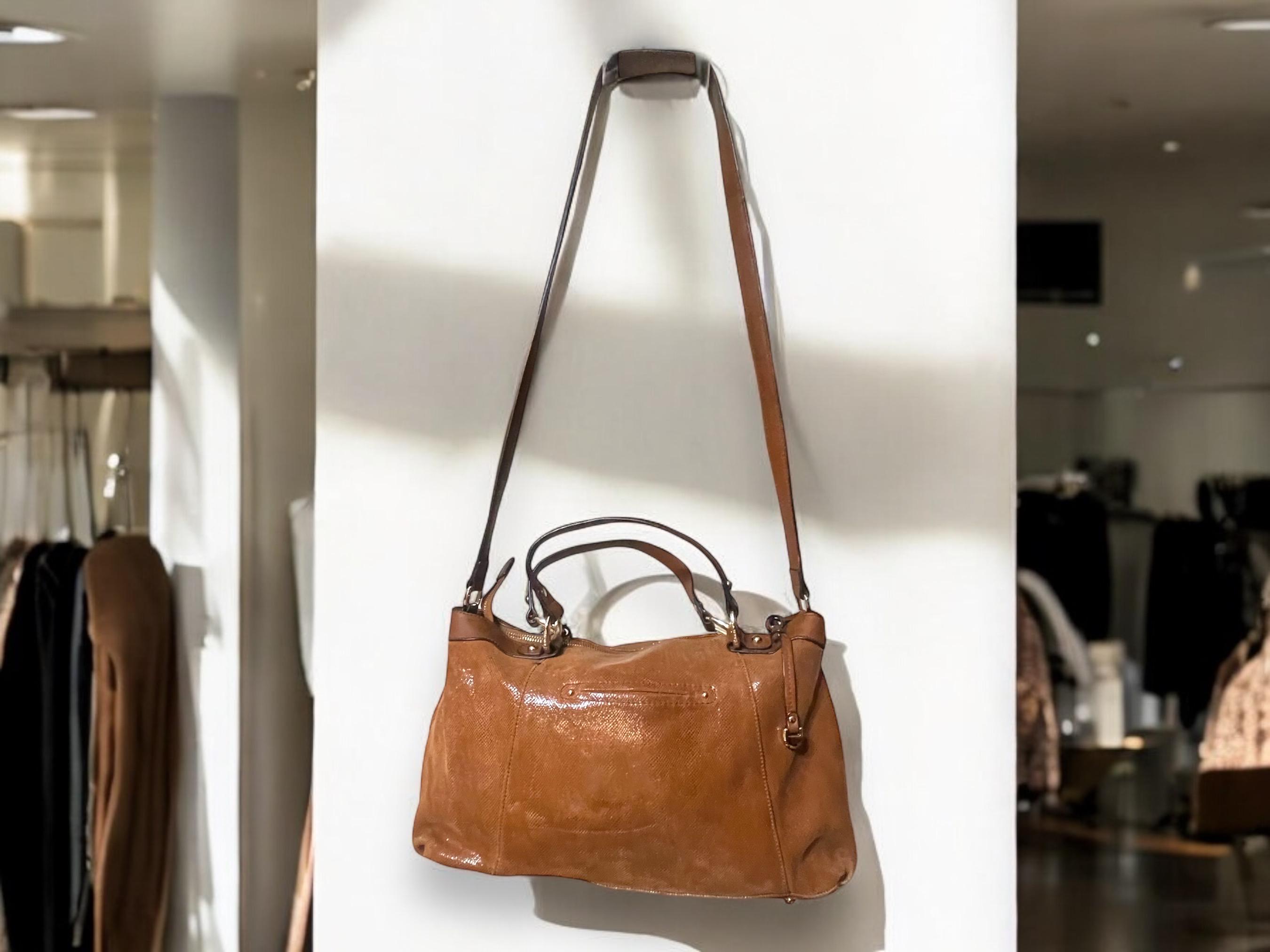 Sac Bandoulière B. Makowsky En Cuir Marron Taille Medium - Boucle Argentée, Occasion En Excellent état