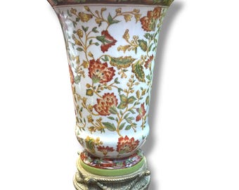 Jarrón de porcelana estilo chinoiserie vintage de Wong Lee con forma de trompeta y base metálica ornamentada – Decoración floral con esmalte craquelado