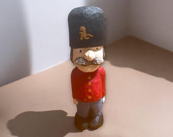 Vintage handgeschnitzte hölzerne Wachfigur - Volkskunstsoldat, rustikale Holzschnitzerei Sammlerstück