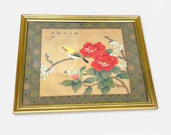 Cuadro chino antiguo sobre seda con pájaros y camelias, enmarcado en oro, estilo chinoiserie, decoración asiática de Hollywood Regency.