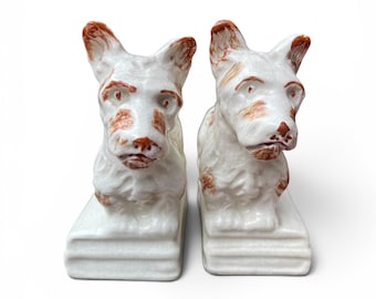 Sujetalibros vintage con forma de perro Scotty – Sujetalibros de cerámica con forma de terrier – Decoración con perro Westie en crema y marrón – Cerámica de mediados de siglo