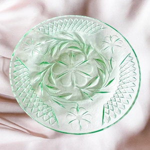 Vintage Uranglas Vaseline Glas Luncheon Platte 8 1/4 &quot;&quot;Blumen- und Diamantenmuster / Sammlerglas / Depressionsglas.&quot;