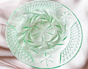 Talerz obiadowy ze szkła uranowego w stylu vintage: zielone szkło wazelinowe, kwiatowy wzór diamentowy