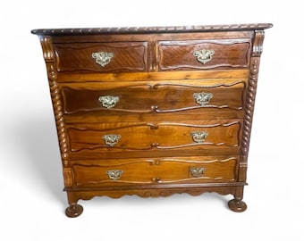 Cómoda vintage de madera brasileña / Detalles ornamentales tallados a mano / Muebles de los años 50 / Patas torneadas / Cajones con ensamblaje de cola de milano / Herrajes impresionantes