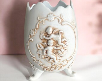 Jarrón victoriano Lefton de la década de 1950 con forma de huevo y querubín: decoración de porcelana de tres patas