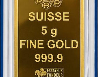 Puede incluir: Una barra de oro de 5 g dentro de una funda de plástico transparente con borde azul. La barra está estampada con "SUISSE", "FINE GOLD 999.9" y "ESSAYEUR FONDEUR". También es visible el número de serie "C954356".