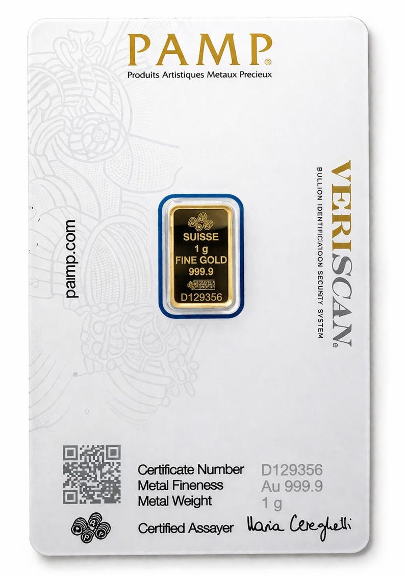 Puede incluir: Un lingote de oro fino de 1g con pureza 999.9, encapsulado en una tarjeta de ensayo blanca PAMP Suisse. La tarjeta muestra el texto PAMP, VERISCAN y detalles como el n&uacute;mero de certificado D129356, pureza Au 999.9, peso 1g y firma del ensayador.