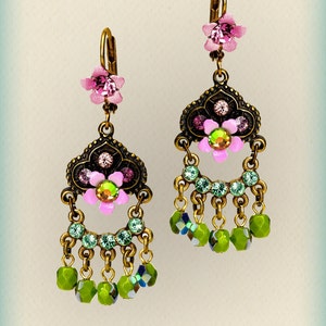 COLORS BRIDGERTON Chandelier earrings 207715-4599 Orly Zeelon PINK AND OLVIE