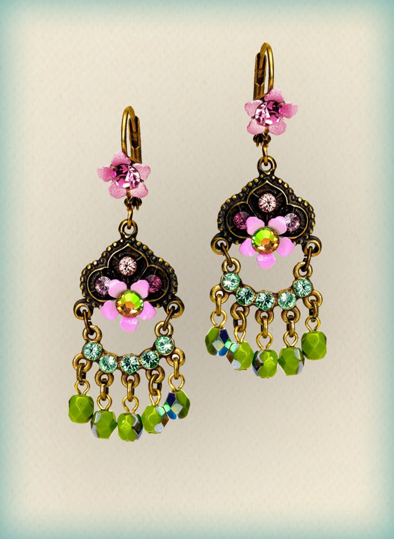 COLORS BRIDGERTON Chandelier earrings 207715-4599 Orly Zeelon PINK AND OLVIE