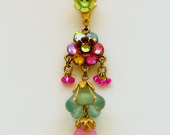 Collier pendentif style Bollywood en rose multicolore par Orly Zeelon