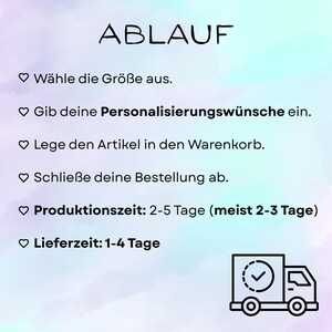 May include: An instructional graphic on a pastel watercolor background with the title ABLAUF. It lists steps: W&auml;hle die Gr&ouml;&szlig;e aus, Gib deine Personalisierungsw&uuml;nsche ein, Lege den Artikel in den Warenkorb, Schlie&szlig;e deine Bestellung ab, Produksionszeit: 2-5 Tage (meist 2-3 Tage), Lieferzeit: 1-4 Tage, and a truck icon.
