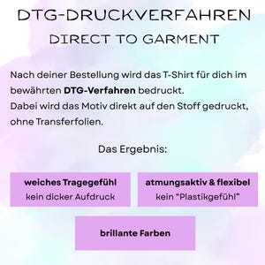 May include: An informational graphic with a light watercolor background featuring black text explaining the DTG-DRUCKVERFAHREN DIRECT TO GARMENT printing process. It includes three purple rectangular boxes highlighting soft feel, breathable, flexible, and bright colors.