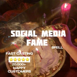 Op de afbeelding: Een rituele opstelling met kaarsen, een bord en de tekst "SOCIAL MEDIA FAME". Het bord bevat wit materiaal, een bot en brandende kaarsen. De tekst "FAST CASTING" en "20.000+ HAPPY CUSTOMERS" zijn ook zichtbaar.