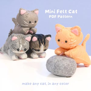Puede incluir: Figuras de gatos de fieltro hechas a mano en varios colores, incluyendo gris, naranja y patrones a rayas. Los gatos tienen orejas rosas y están en diferentes poses. Texto: "Mini Felt Cat PDF Pattern" y "make any cat, in any color."