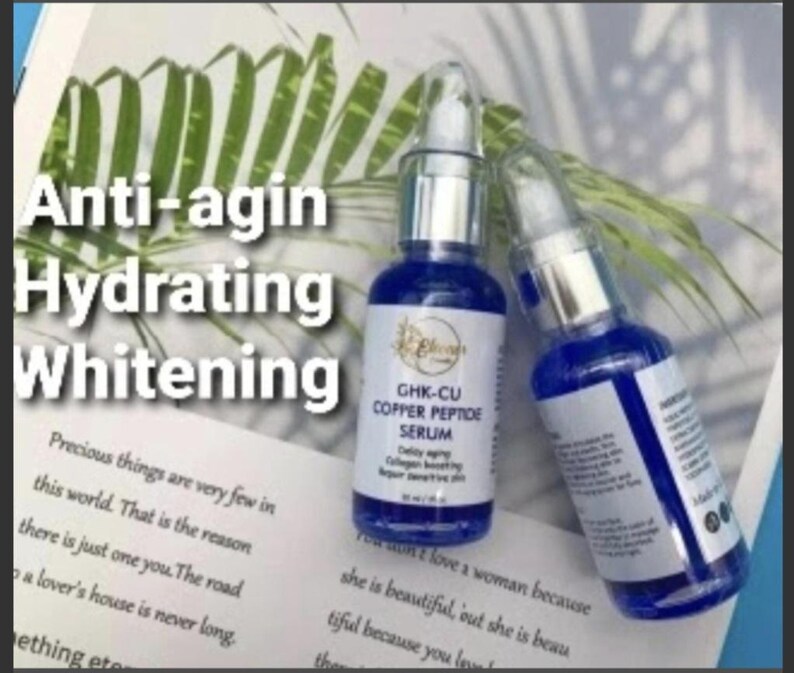 Puede incluir: Dos frascos de vidrio azul de suero GHK-CU Copper Peptide con tapas cuentagotas blancas y etiquetas. Las etiquetas incluyen el texto Anti-aging Hydrating Whitening, GHK-CU COPPER PEPTIDE SERUM, Delay aging, Collagen boosting y Repair sensitive skin.