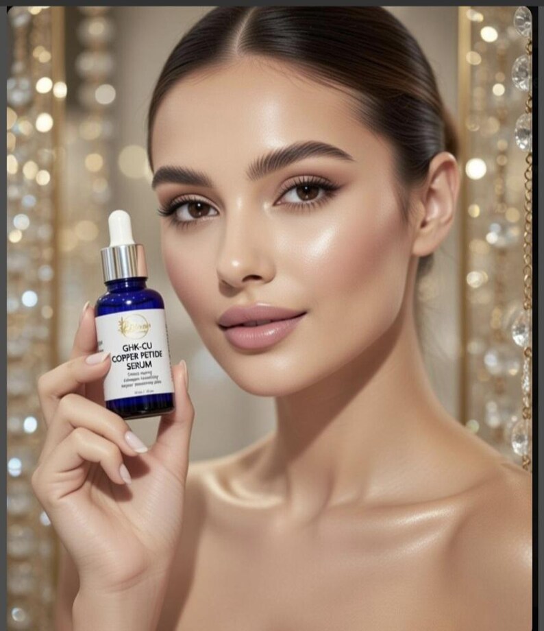 Puede incluir: Un peque&ntilde;o frasco cuentagotas de vidrio azul cobalto etiquetado como GHK-CU COPPER PETIDE SERUM con tapa blanca y pipeta de vidrio transparente. La etiqueta presenta texto negro y un logotipo dorado. El frasco se sostiene en posici&oacute;n vertical.