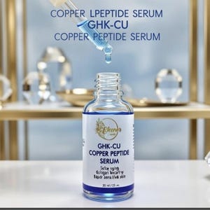 Puede incluir: Un frasco de vidrio transparente de suero de p&eacute;ptidos de cobre GHK-CU con l&iacute;quido azul en su interior. Un gotero se sit&uacute;a sobre el frasco abierto, dispensando una gota de suero azul. La etiqueta dice COPPER LPEPTIDE SERUM, GHK-CU, 30 ml.