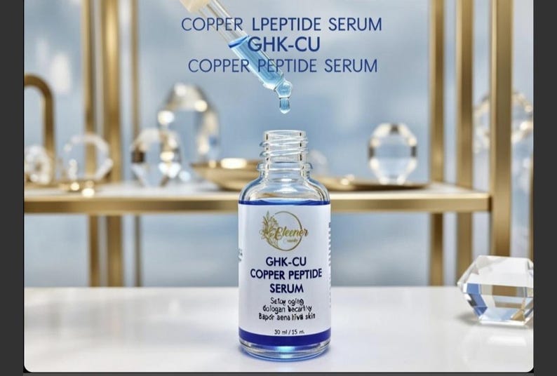 Puede incluir: Un frasco de vidrio transparente de suero de p&eacute;ptidos de cobre GHK-CU con l&iacute;quido azul en su interior. Un gotero se sit&uacute;a sobre el frasco abierto, dispensando una gota de suero azul. La etiqueta dice COPPER LPEPTIDE SERUM, GHK-CU, 30 ml.