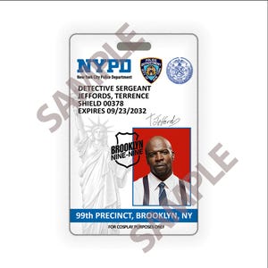 以下が含まれることがあります： コスプレ用の白いNYPD刑事ジェフォーズ巡査部長のIDバッジ。バッジには、NYPDのロゴ、写真、および「BROOKLYN NINE-NINE」の文字が含まれています。バッジには「EXPIRES 09/23/2032」と「FOR COSPLAY PURPOSES ONLY」と書かれています。