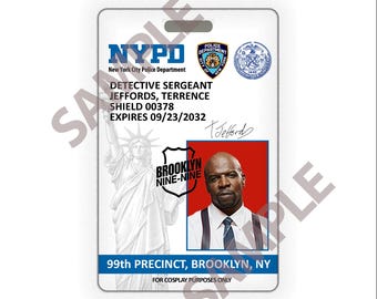 Könnte beinhalten: Ein weißes NYPD Detective Sergeant Jeffords ID-Abzeichen für Cosplay. Das Abzeichen enthält das NYPD-Logo, ein Foto und den Text "BROOKLYN NINE-NINE". Das Abzeichen lautet "EXPIRES 09/23/2032" und "FOR COSPLAY PURPOSES ONLY."