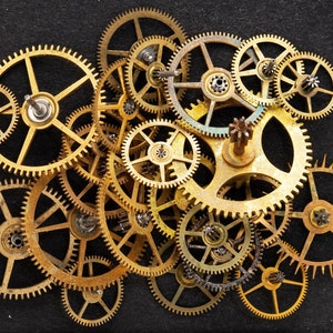 24 Vintage Pocket Watch Gears, Mixed Lot of Wheels, Cogs, and Gears Made from Steel and Brass, Steampunk Clockworks & art Supplies 08039