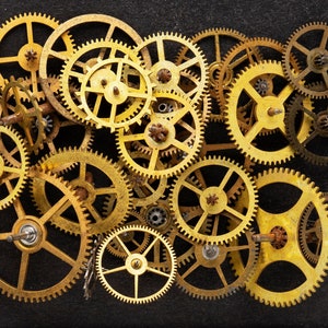 24 Vintage Pocket Watch Gears, Mixed Lot of Wheels, Cogs, and Gears Made from Steel and Brass, Steampunk Clockworks & art Supplies 08044