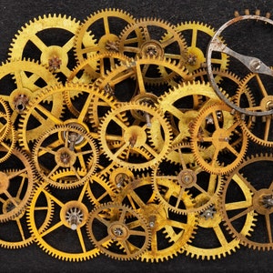 24 Vintage Pocket Watch Gears, Mixed Lot of Wheels, Cogs, and Gears Made from Steel and Brass, Steampunk Clockworks & art Supplies 08050