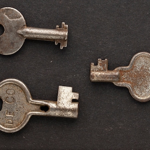 3 Vintage Skeleton Keys, Authentic Victorian Antique Door or Furniture Keys, Ideal for Crafts or Jewelry, Steampunk Art Supplies 05284