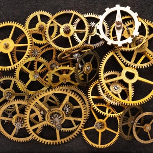 24 Vintage Pocket Watch Gears, Mixed Lot of Wheels, Cogs, and Gears Made from Steel and Brass, Steampunk Clockworks & art Supplies 08070
