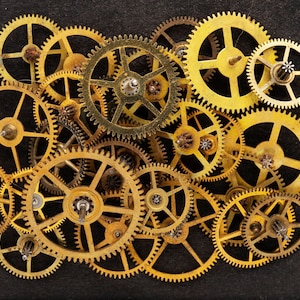 24 Vintage Pocket Watch Gears, Mixed Lot of Wheels, Cogs, and Gears Made from Steel and Brass, Steampunk Clockworks & art Supplies 08075