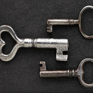 3 Vintage Skeleton Keys, Authentic Victorian Antique Door or Furniture Keys, Ideal for Crafts or Jewelry, Steampunk Art Supplies 08337
