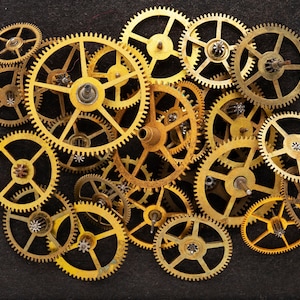 24 Vintage Pocket Watch Gears, Mixed Lot of Wheels, Cogs, and Gears Made from Steel and Brass, Steampunk Clockworks & art Supplies 08072