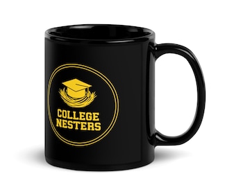 Taza de café negra y dorada de College Nesters