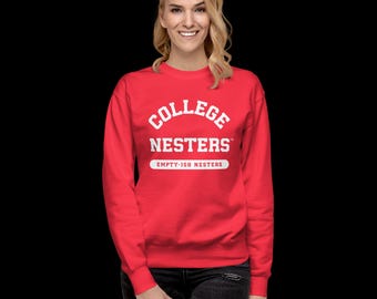 Sudadera College Nesters: Ropa para parejas con el nido casi vacío