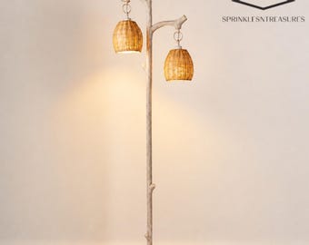 Lámpara de pie rústica con forma de tronco de árbol, iluminación de estilo granja en blanco lavado, pantalla de ratán, interruptor de pie regulable.