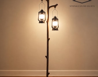 Lámpara de pie rústica tipo farol, estilo tronco de bosque, con atenuación continua y acabado de madera.