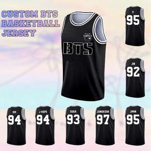 Puede incluir: Camiseta de baloncesto negra con ribete blanco y la palabra "BTS" en letras blancas grandes. Camisetas adicionales muestran nombres y números de jugadores: V-95, Jin-92, RM-94, J-Hope-94, Suga-93, Jungkook-97 y Jimin-95. El texto dice "CUSTOM BTS BASKETBALL JERSEY."