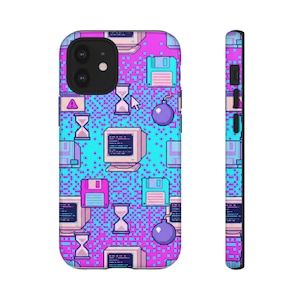 Puede incluir: Una funda de teléfono con un diseño pixelado con gráficos de ordenador retro. La funda tiene un patrón vibrante de cuadrados turquesa, rosa y morado. El diseño incluye imágenes de ordenadores, disquetes, relojes de arena y bombas.
