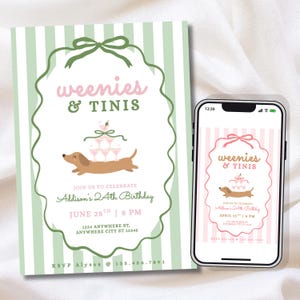 Op de afbeelding: Een uitnodiging voor een feestje met een groen en wit gestreepte achtergrond en een decoratief ovaal frame. De uitnodiging bevat de tekst "weenies & tinis" en een cartoon teckel. De uitnodiging wordt ook op een smartphone weergegeven.