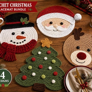 Op de afbeelding: Een set van vier gehaakte kerstplacemats met een sneeuwpop met zwarte hoed en rode sjaal, een kerstmangezicht, een rendier met een rode neus en een groene kerstboom met kleine kleurrijke ornamenten en een gele ster aan de bovenkant.