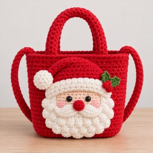 Può includere: Una borsa all'uncinetto rosso brillante con un'applicazione prominente del volto di Babbo Natale sul davanti. Il design include barba, baffi, bordo del cappello e pon-pon bianchi, con un naso rosso, occhi neri e foglie di agrifoglio verdi.